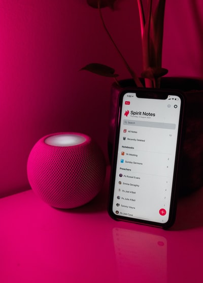 黑色的android智能手机粉红色的桌子上
